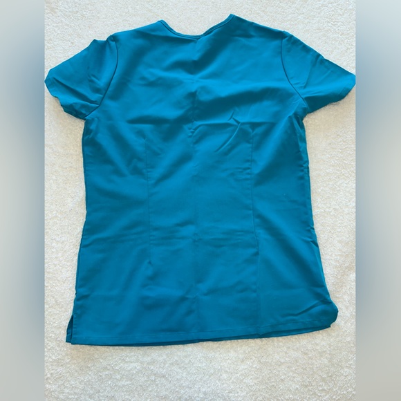 FIGS CASMA 2 pocket scrub top - Picture 2 of 3